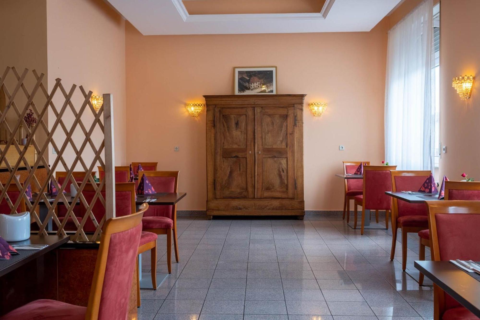 Отель Kraichtaler Hof Экстерьер фото